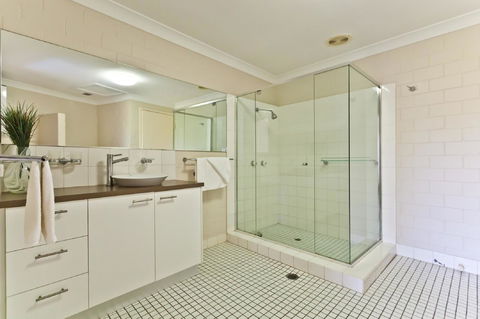 The Islander - Stayed 38