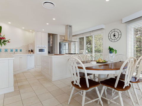 'Baylife Villa' 4a Warruga St - Large Home With WIFI, Netflix, Aircon, Linen & Spectacular Views - Stays Accommodation 3