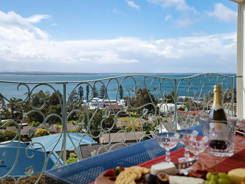 'Baylife Villa' 4a Warruga St - Large Home With WIFI, Netflix, Aircon, Linen & Spectacular Views - Stays Accommodation 0