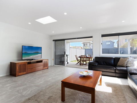 'Birubi Breezes', 2/7 Fitzroy St - Large Duplex With Air Conditioning, WIFI & Only 5 Minute Walk To The Beach - Stayed 1
