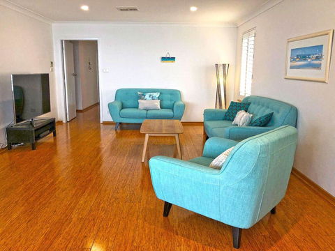 'Mooring Two Upstairs', 23 Shoal Bay Rd - Stunning Views, WIFI, Air Conditioning And Boat Parking - Stayed 3