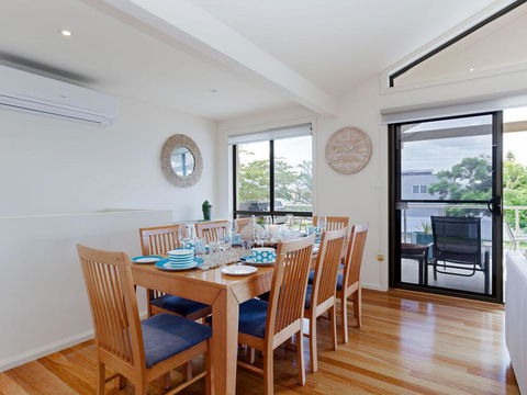 'Sandy Point Haven', 21a Sandy Point Rd - Stylish Haven With WIFI, Air Conditioning & Water Views - Stayed 3
