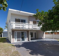 'SeaHaven' 2 Richardson Ave - Large home with Aircon Smart TV WIFI Netflix  Boat Parking - Stays Accommodation