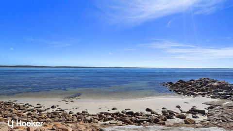 'Yacaaba' Beautiful Waterfront Location - Stayed 2