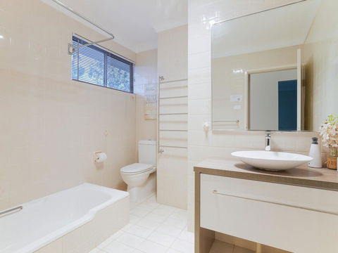 1 'Kooringal', 105 Soldiers Point Road - Waterfront Unit Wth Aircon - Stayed 1