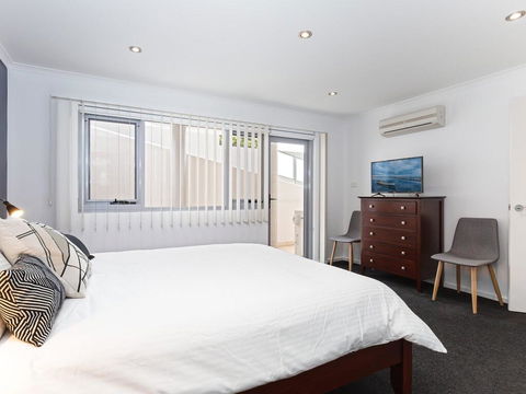 1 'Seaview', 9 Church Street - Huge Air Conditioned Unit With Lift & WIFI - Stayed 1
