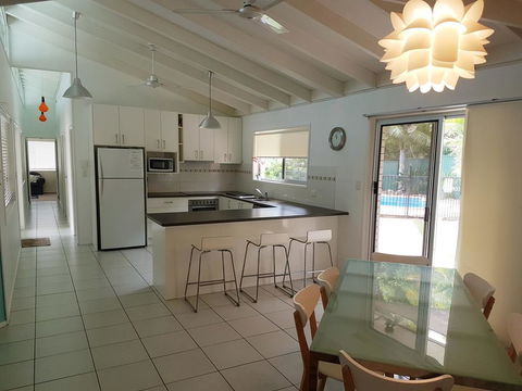 15 Larapinta Court - Family Home With Swimming Pool In A Quiet Street And Central Location Close To CBD - Stayed 0