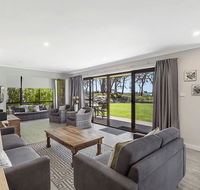 19 'Bay Parklands' 2 Gowrie Avenue - ground floor renovated unit with water views  WIFI - Stayed