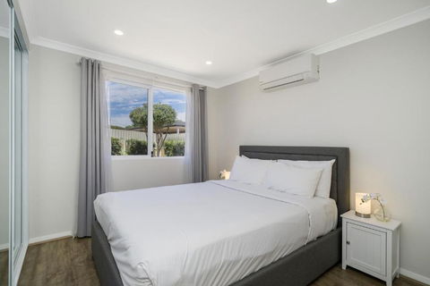 Bright And Spacious 2-Bed Thornlie Family Home - Stayed 1