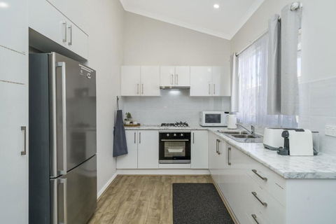 Bright And Spacious 2-Bed Thornlie Family Home - Stayed 2