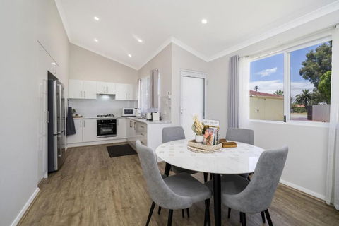 Bright And Spacious 2-Bed Thornlie Family Home - Stayed 3