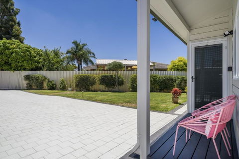 Bright And Spacious 2-Bed Thornlie Family Home - Stayed 4