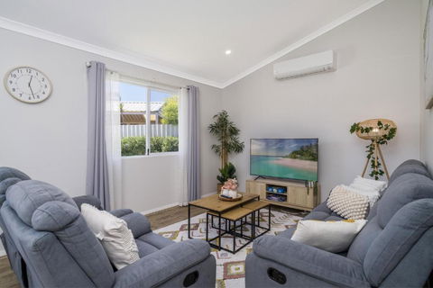 Bright And Spacious 2-Bed Thornlie Family Home - Stayed 0