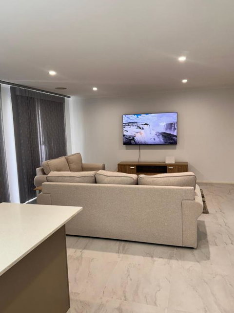 Canberra 3 Bedroom Home To Remember - Stays Accommodation 0