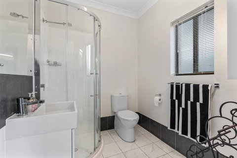 Cadell Street Apartments Goolwa - Stays Accommodation 4