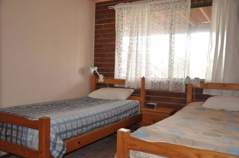 31 Bombala Crescent - Two Storey Home With Covered Outdoor Deck, Fully Fenced Backyard. Pet Friendly - Stayed 1