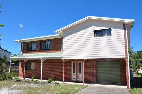 31 Bombala Crescent - Two Storey Home With Covered Outdoor Deck, Fully Fenced Backyard. Pet Friendly - Stayed 3