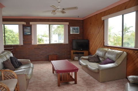 31 Bombala Crescent - Two Storey Home With Covered Outdoor Deck, Fully Fenced Backyard. Pet Friendly - Stayed 2