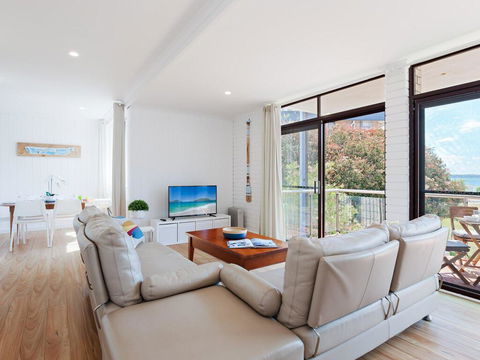 4 'Villa Ellisa', 10 Columbia Close - Beautiful Unit With Beautiful Water Views At Little Beach - Stayed 2