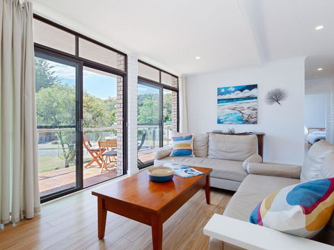 4 'Villa Ellisa', 10 Columbia Close - Beautiful Unit With Beautiful Water Views At Little Beach - Stayed 3