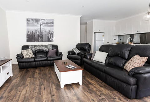 4 Bedroom Inner City Townhouse - SLEEPS 9 !! - Stayed 0