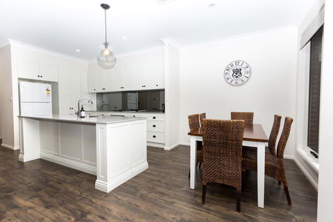 4 Bedroom Inner City Townhouse - SLEEPS 9 !! - Stayed 3