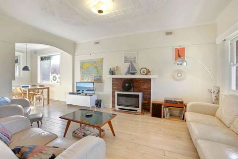 4 MONTROSE AVE - Retro Home In The Heart Of Town - Stays Accommodation 0