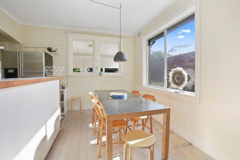 4 MONTROSE AVE - Retro Home In The Heart Of Town - Stays Accommodation 2