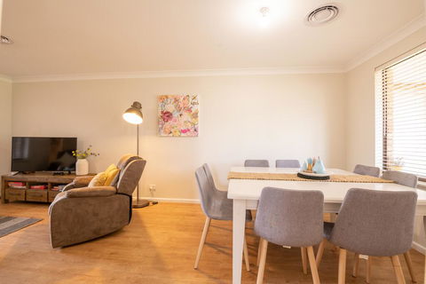 42 Rosemary Lane - Central Orange - Spacious Family Home - Quiet Lane - Stayed 3