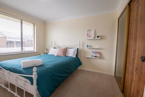42 Rosemary Lane - Central Orange - Spacious Family Home - Quiet Lane - Stayed 2
