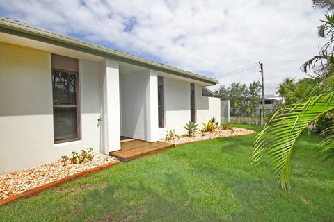 6 Petrie Ave, Marcoola, Pet Friendly, Linen Supplied - Stayed 1