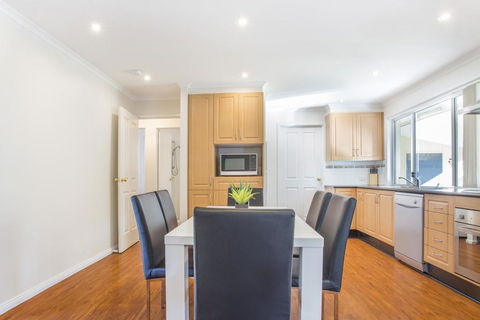 77 Lake Entrance Rd - Waterfront Wonder - Stayed 3