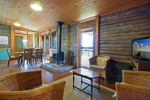 98 Ocean Parade - Rustic Log Cabin - Stayed 2