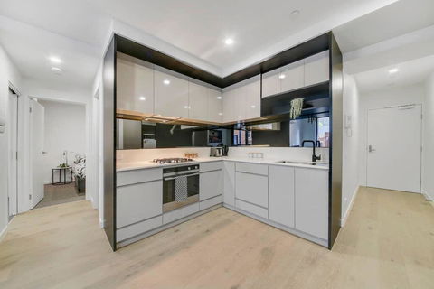 A Modern 2BR Apt, 5-min Walk To Melbourne Central - Stayed 2