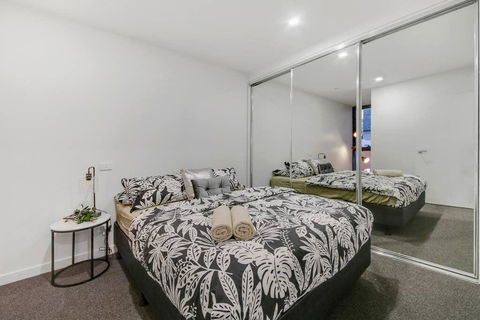 A Modern 2BR Apt, 5-min Walk To Melbourne Central - Stayed 1