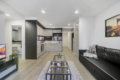 A Modern 2BR Apt, 5-min Walk To Melbourne Central - Stayed 0