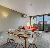A Modern 2BR CBD Apt City Views FREE Parking - Stayed