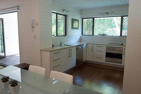 Absolute Beachfront - Mooloolaba - Stays Accommodation 3