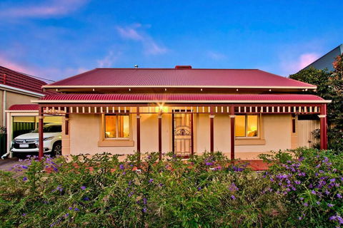 Adelaide 4 Bedroom House With Pool - Stayed 1