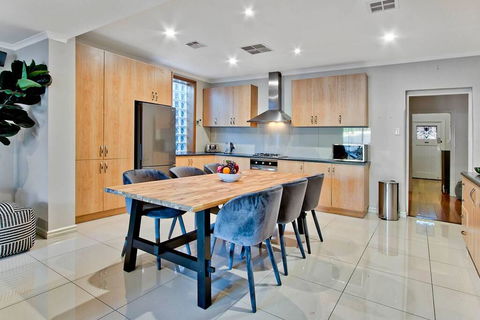 Adelaide 4 Bedroom House With Pool - Stayed 2