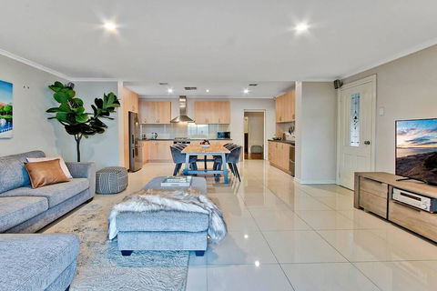 Adelaide 4 Bedroom House With Pool - Stayed 3
