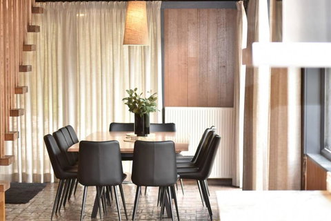 Diskin House Mt Pleasant Rd, Eltham For 16 Guests - Stayed 3