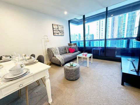 ES2410-2Bed 2Bath Vision Apt With Balcony, Pool & Gym - Stayed 4