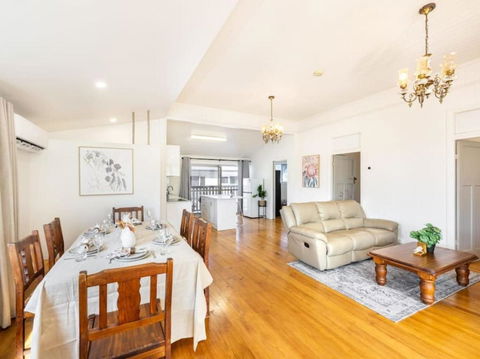 Family Friendly Cozy 4BR House At Annerley - Stayed 2