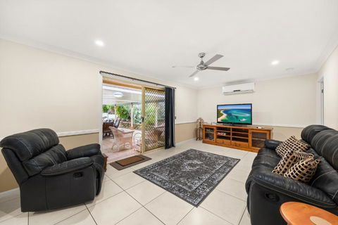 Family-Friendly 5-Bed Close To The Coast & Airport - Stayed 1