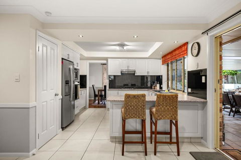 Family-Friendly 5-Bed Close To The Coast & Airport - Stayed 4
