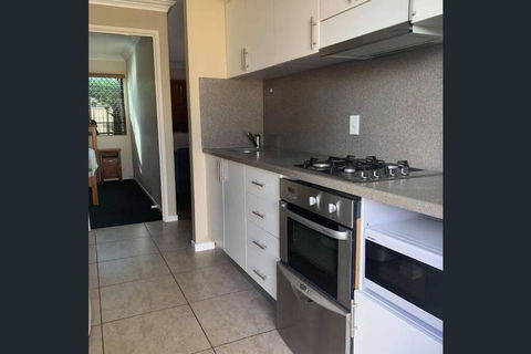 Fully Furnished Modern Unit In Centre Of City - Stayed 4