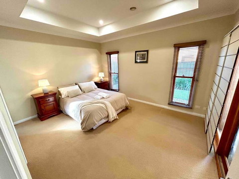 Grand Retreat In Peaceful Street - Stayed 3