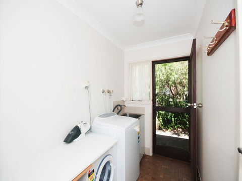 All Decked Out - Pet Friendly - Stays Accommodation 2