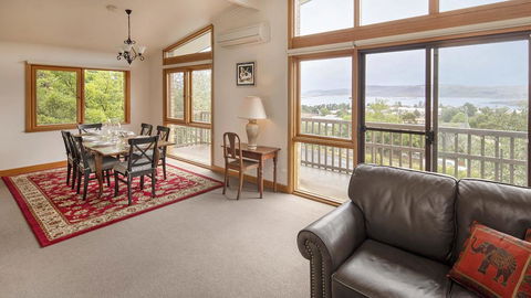 Alpine House - Views Over Lake Jindabyne And The Snowy Mountains - Stayed 1